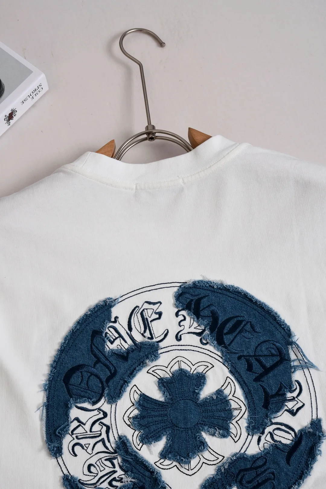 P190 Chrome Hearts CH Cross 26SS New product is hot at the same time💥 Early spring classic style Multiple craftsmanship Denim patch on the chest Horseshoe cross 🪡 Embroidery Large logo cross on the back Horseshoe denim patch Sanskrit ✝️🪡 Embroidery Round neck short-sleeved T-shirt, hot style, a style that both men and women like, same style for men and women, 100% chance of turning heads when wearing it! It’s all about being handsome. The designer’s classic sense is precisely grasped. The whole piece of clothing is heavy. Industrial washing process. Ready-made garments are dyed + sprayed for a horse effect. The double-wash process is very recognizable. It uses heavy washing to make it distressed. The edges of the patch are slightly rolled and naturally distressed. It has a three-dimensional sense of layering and a little damage. It is very visually lethal. It adheres to Kroxin's consistent rough style. The chest and back are large, and the horseshoe flower printed patch pattern is embroidered and decorated. It is also decorated with silver metal engraved distressed buttons. The classic elements full of brand recognition instantly enhance the overall sense of grade and specification. Its texture is quite high-end! The overall feeling is high-end, simple and elegant, with silver hardware accessories, a full set of customized accessories, and the pattern of the entire dress is all decorated with patchwork three-dimensional embroidery technology, which is the finishing touch of the entire dress. The design on the back is even more eye-catching! ! This full back is so cool, it’s full of design, and the overall upper body style highlights fashion and individuality. Wearing it together as a couple is even more popular on the street. I recommend the early autumn sweatshirt! ! The fabric is a unique 320g 100% cotton, which is skin-friendly, breathable, warm to the touch, has a strong texture, and has smooth lines. It can be called a back killer, which has very strict requirements on craftsmanship and cost. The smooth neckline, flat cuffs and hems, the stitches are large and tight, tight and orderly, and the details are perfect. The consistent OS version can be worn alone or layered. It is very casual, but very iconic! It is simply the flagship of high-end trendy brands and must be included in your wardrobe. It has the American fashion spirit of freedom and individuality, and is highly recognizable and stylized! Color: Black White Size: S-XL Size chart: S: Shoulder width 50-Bust 56-Length 70 M: Shoulder width 52-Bust 57-Length 72 L: Shoulder width 54-Bust 59-Length 74 XL: Shoulder width 56-Bust 62-Length 76